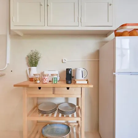 Light-filled & Renovated Apartment, By Timecooler Apartament