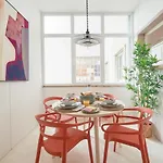 Апартаменты Light-filled & Renovated Apartment, By Timecooler *