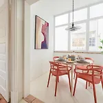 Light-filled & Renovated Apartment, By Timecooler Апартаменты