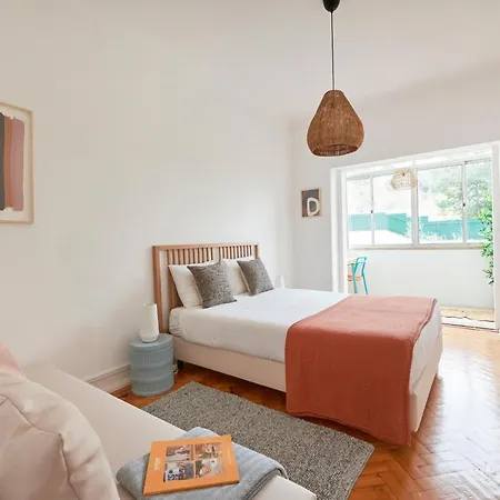 Light-filled & Renovated Apartment, By Timecooler Apartament Lizbona
