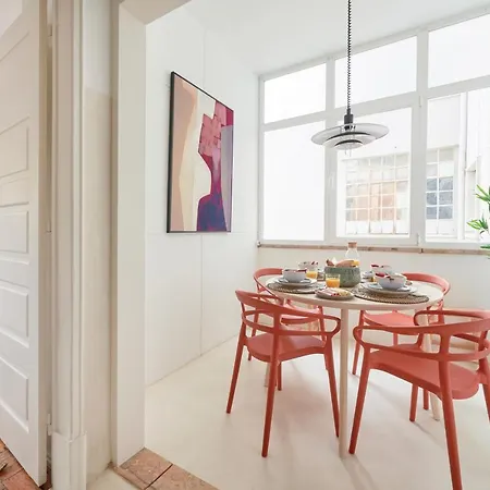 Light-filled & Renovated Apartment, By Timecooler Apartament