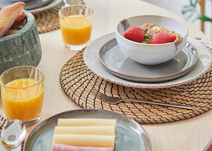 Light-filled & Renovated Apartment, By Timecooler * リスボン