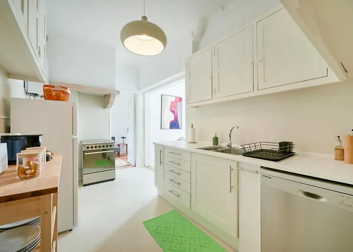 Light-filled & Renovated Apartment, By Timecooler *