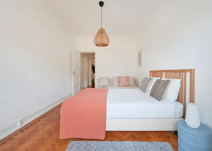 Light-filled & Renovated Apartment, By Timecooler アパート