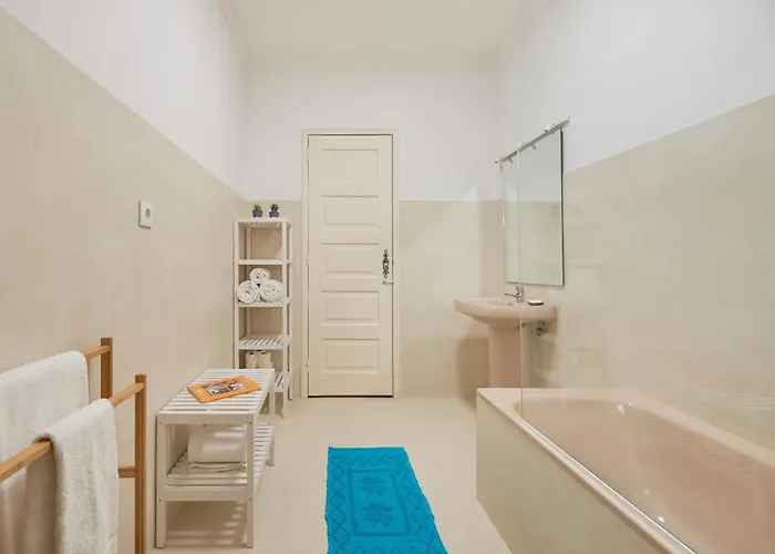 アパート Light-filled & Renovated Apartment, By Timecooler リスボン