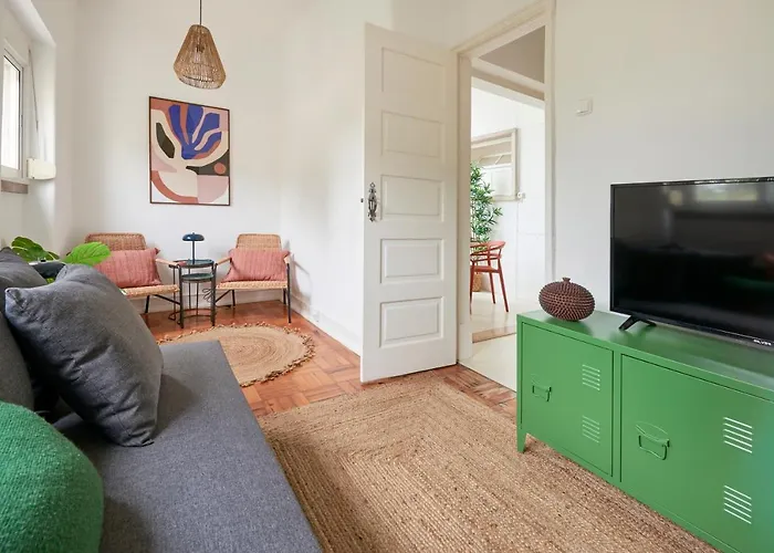 Light-filled & Renovated Apartment, By Timecooler アパート