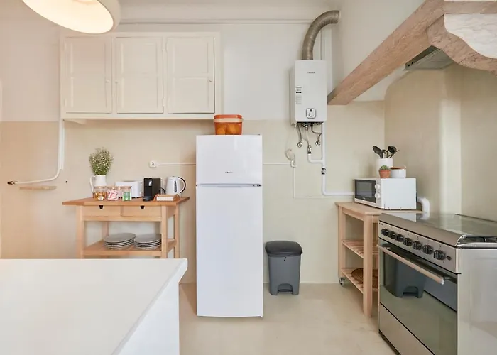 Light-filled & Renovated Apartment, By Timecooler リスボン