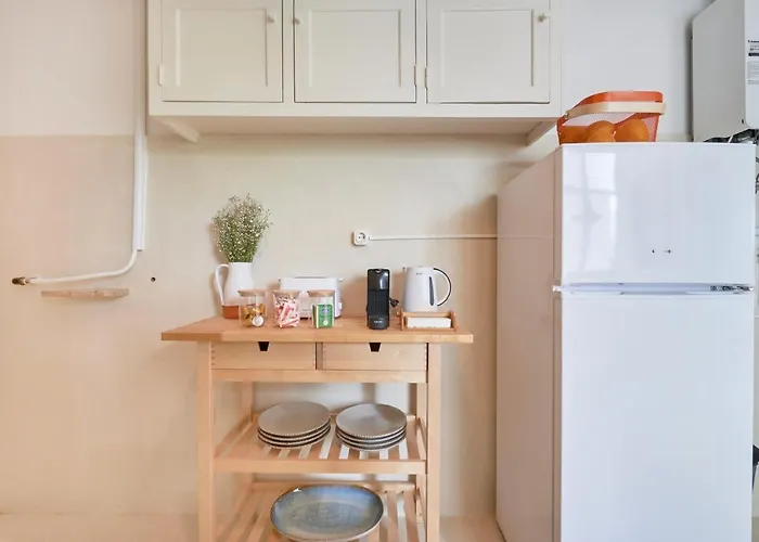 Light-filled & Renovated Apartment, By Timecooler アパート