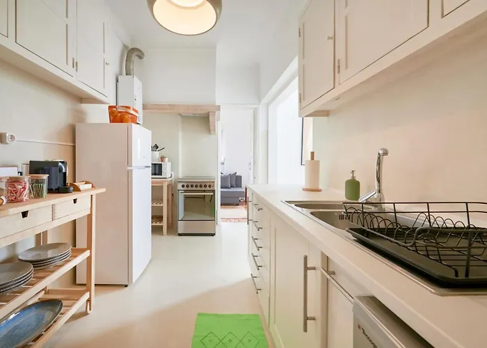 アパート Light-filled & Renovated Apartment, By Timecooler