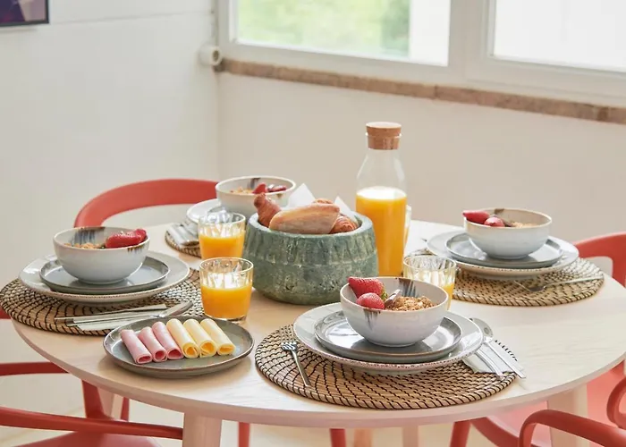 Light-filled & Renovated Apartment, By Timecooler * リスボン