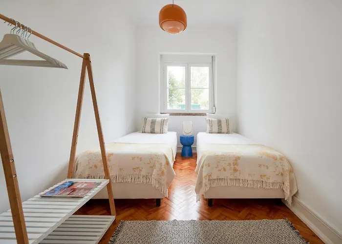 Light-filled & Renovated Apartment, By Timecooler リスボン