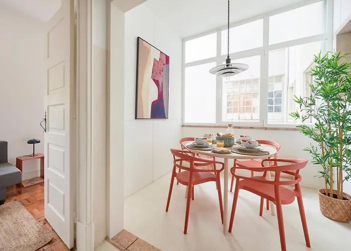 Light-filled & Renovated Apartment, By Timecooler アパート