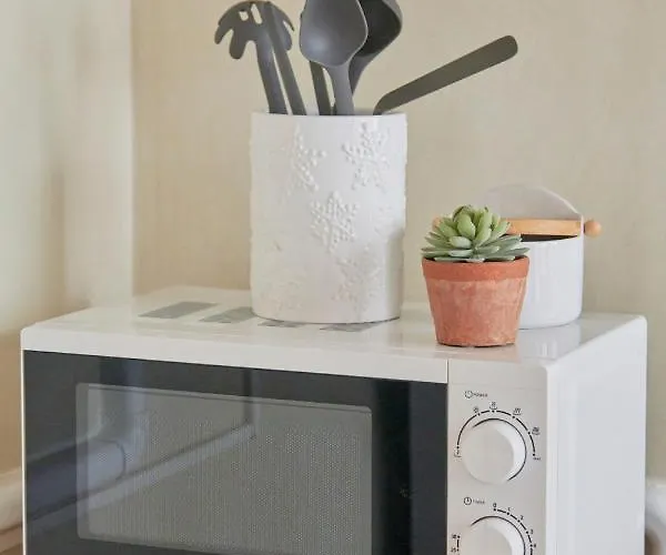 Light-filled & Renovated Apartment, By Timecooler アパート