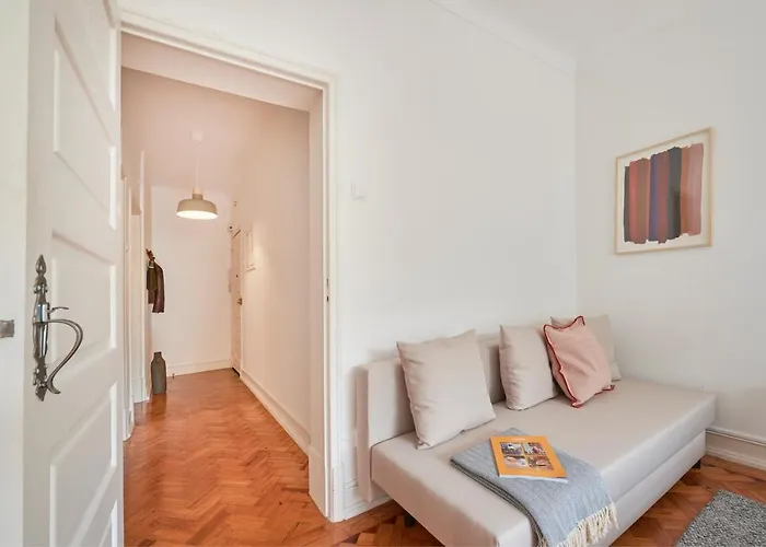 アパート Light-filled & Renovated Apartment, By Timecooler リスボン