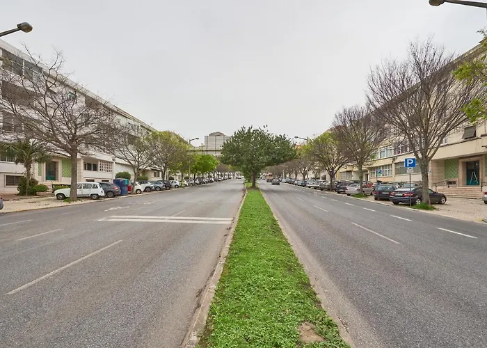 Light-filled & Renovated Apartment, By Timecooler アパート