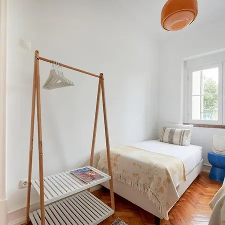 Light-filled & Renovated Apartment, By Timecooler *