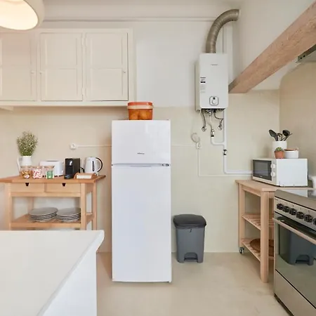 Light-filled & Renovated Apartment, By Timecooler Lissabon