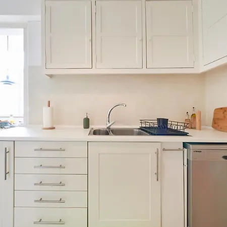 Light-filled & Renovated Apartment, By Timecooler