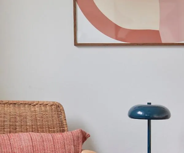 Light-filled & Renovated Apartment, By Timecooler