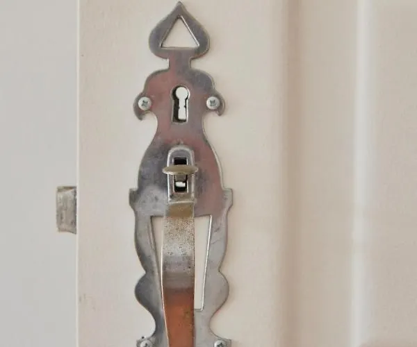 Light-filled & Renovated Apartment, By Timecooler * Lisboa