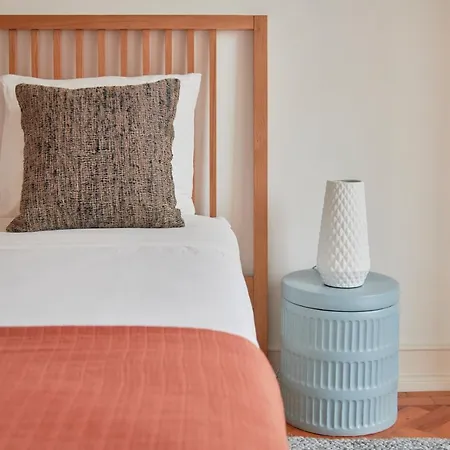 Light-filled & Renovated Apartment, By Timecooler Apartman Lisboa