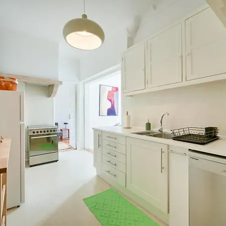 Light-filled & Renovated Apartment, By Timecooler *