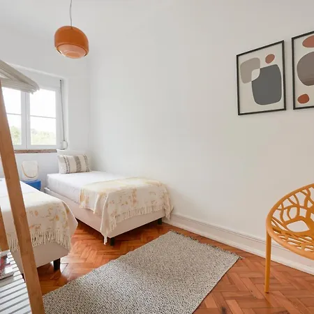 Light-filled & Renovated Apartment, By Timecooler דירה *
