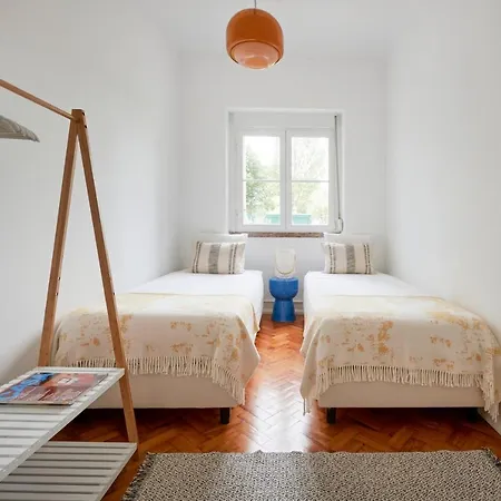 Light-filled & Renovated Apartment, By Timecooler ליסבון